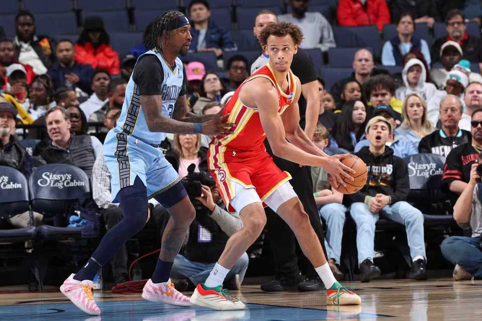 开云体育登录-老鹰险胜灰熊终结4连败：杰伦32+15+8 莫兰特23+12丢绝杀